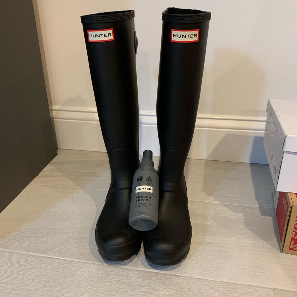 Knee high black Hunter rainboots w/ rubber buffer